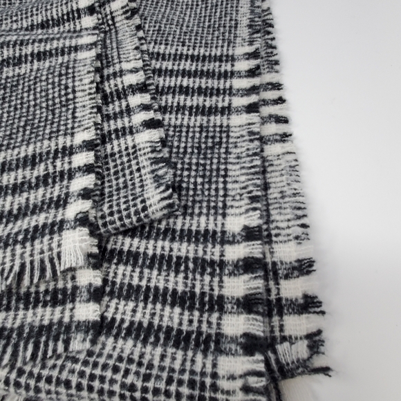 NWT OLD NAVY OVERSIZE BLANKET SCARF SHAWL WRAP BLACK & WHITE PLAID WOMEN OS - Picture 8 of 11